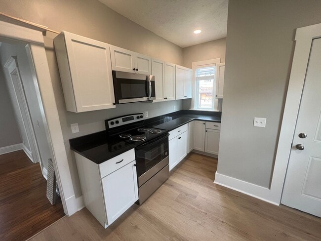 Building Photo - Fully Remodeled 2 Bedroom House!