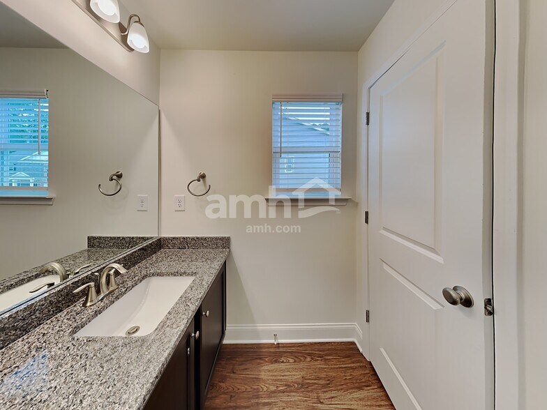 Building Photo - 2018 The Ln NE