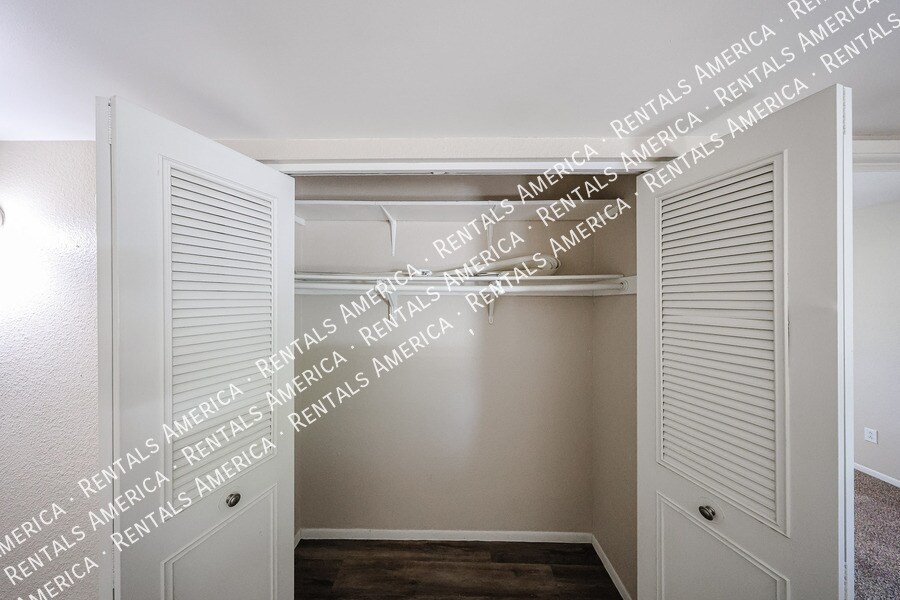 Building Photo - 4555 W Continental Dr