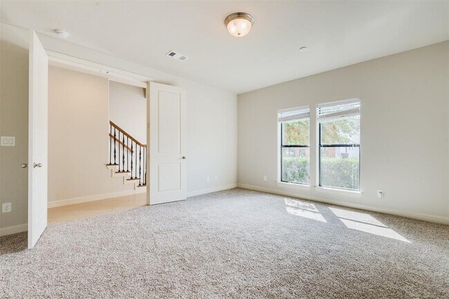 Building Photo - 619 Live Oak St