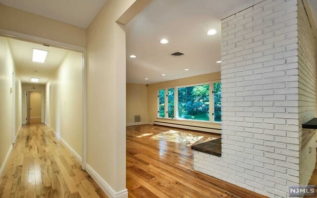 Building Photo - 8 Deborah Ct