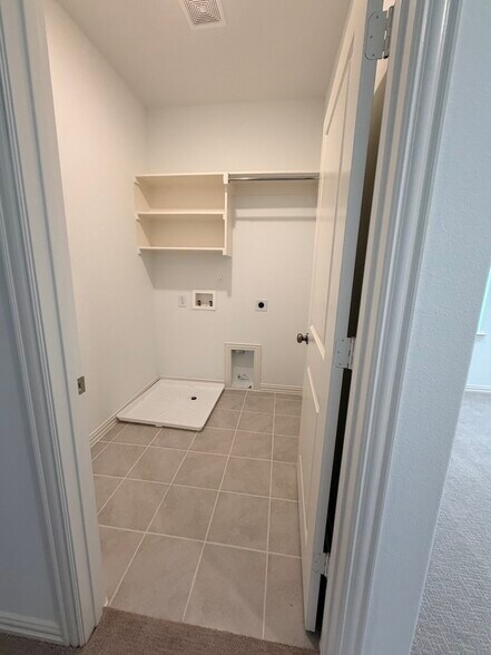 Dedicated laundry room with hookups - 4729 Spinner St