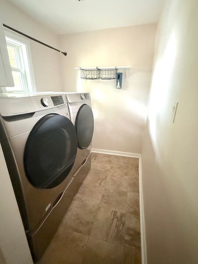 Building Photo - Cute Home in Westside South Neighborhood