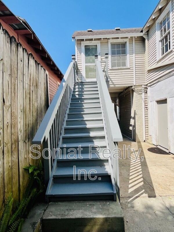 Building Photo - 815 Dante St