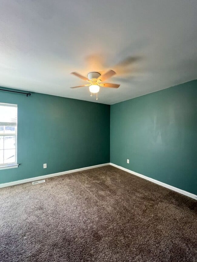 Building Photo - Cozy 3-Bedroom, 4-Bathroom Home in Saint L...