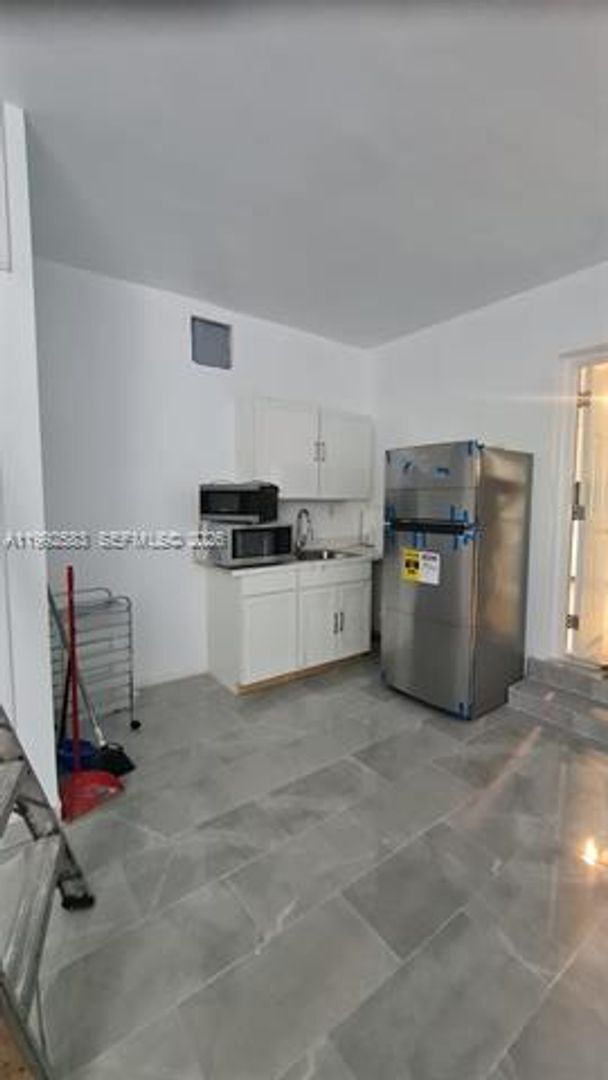 Building Photo - 6130 SW 64th Ave