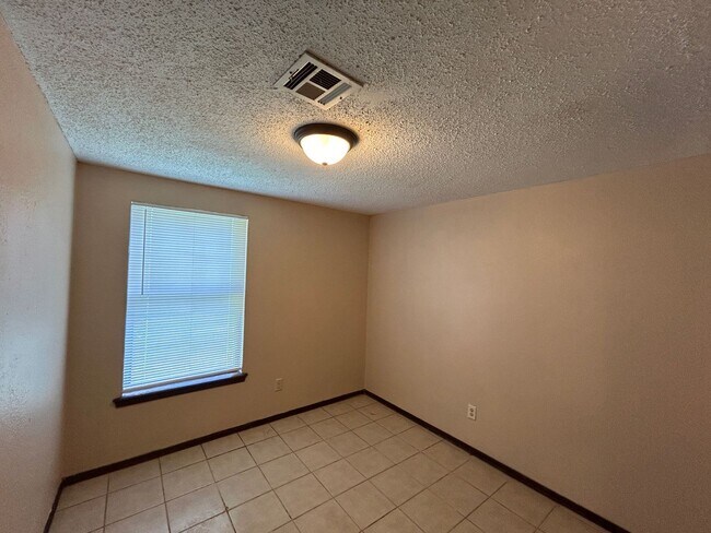 Building Photo - 3 Bed/1 Bath Near Tinker AFB!