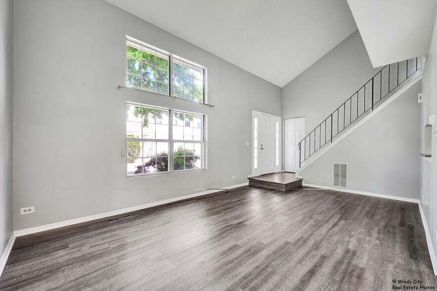 Building Photo - 240 Acorn Dr