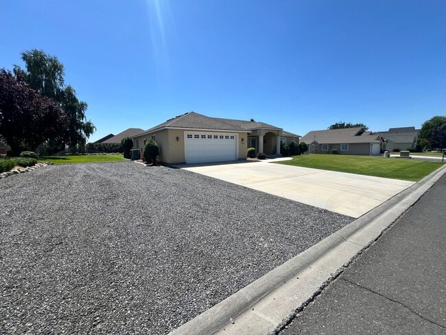 Building Photo - Well Maintained Home in Pelican Point Comm...