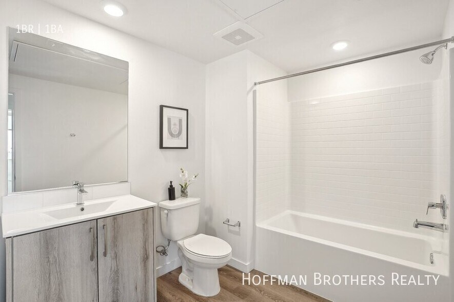 Building Photo - 224 N Alvarado St