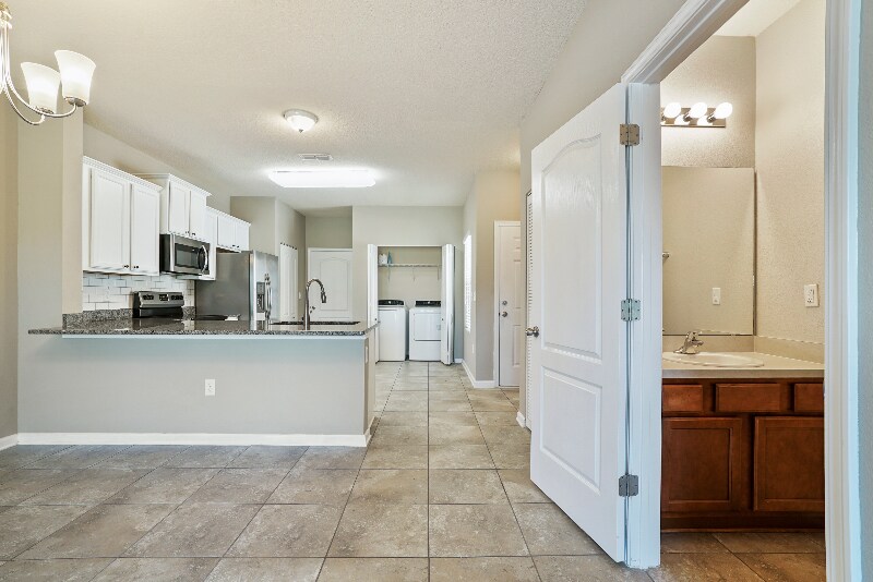 Building Photo - 727 Servia Dr
