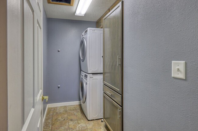 Building Photo - 313 Firelight Dr