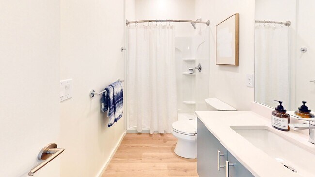 Building Photo - Professional Coliving - Private Room & Wal...