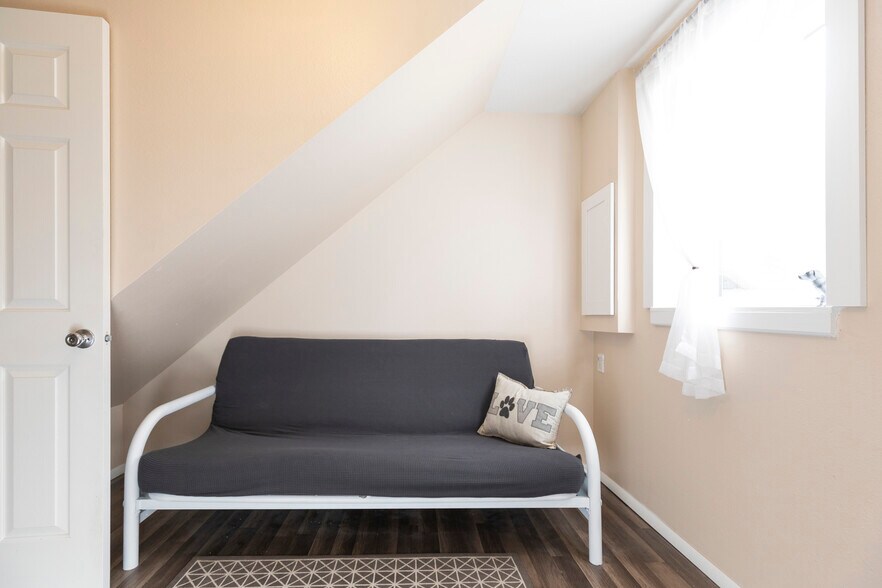 Building Photo - 1847 W Sussex Ave