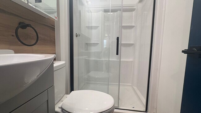 Building Photo - 5618 Phillips Ave