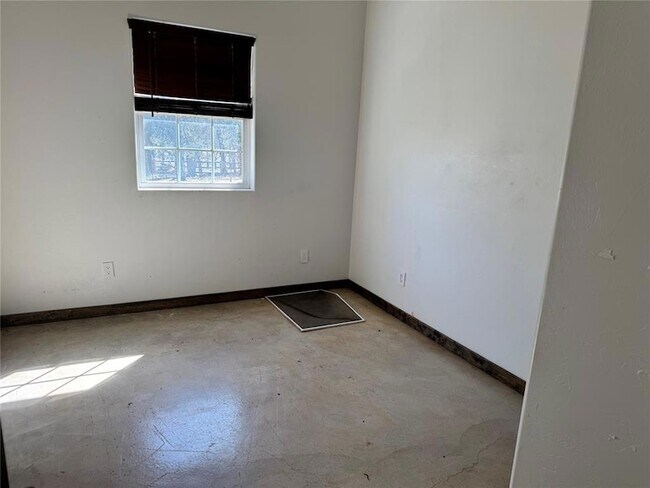 Building Photo - 353112 E 860 Rd