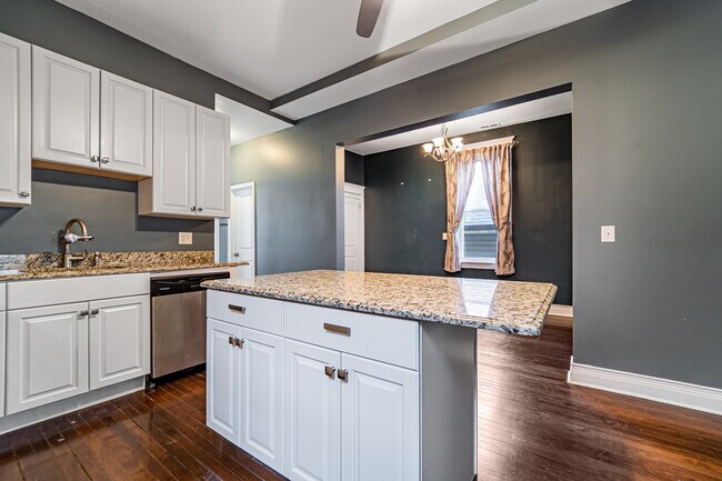 Building Photo - 2042 W Cullerton St