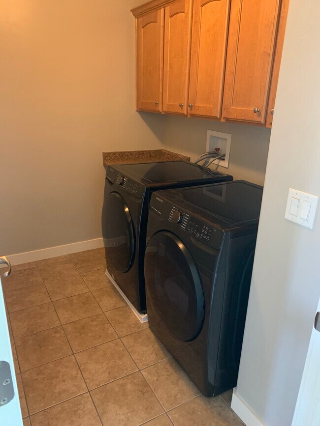 Building Photo - 10293 S Jordan Creek Dr