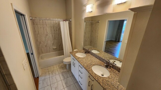 Building Photo - Lease Today! 2BR/2BA Condo in Old Fourth W...