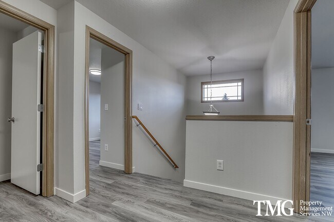 Building Photo - Spacious 4 Bedroom/2.5 Bath Hazell Dell Home!