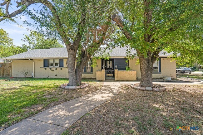 Primary Photo - 2004 Mockingbird Ln