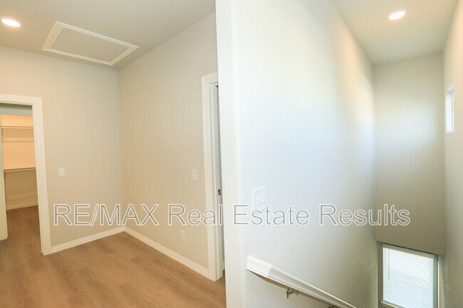 Building Photo - 1405 SW Poigai Wy