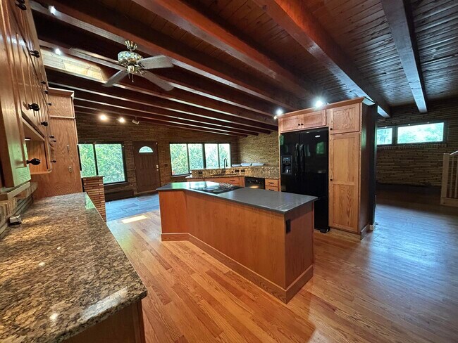 Building Photo - 2021 River Rd