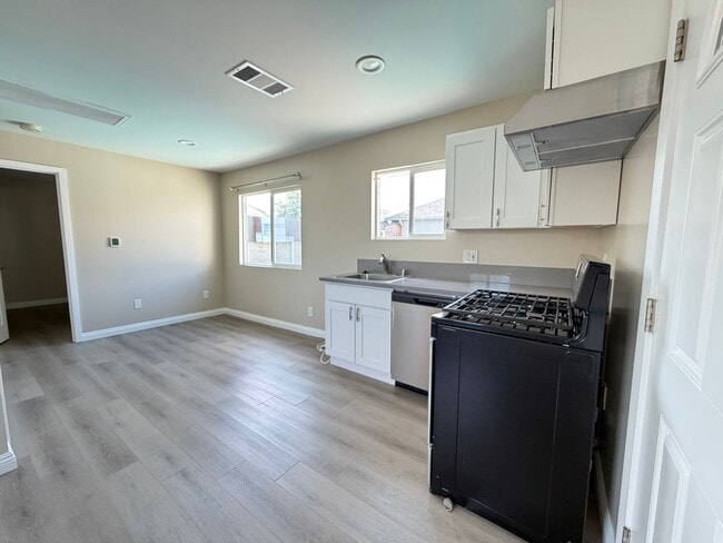 Building Photo - 1037Pros