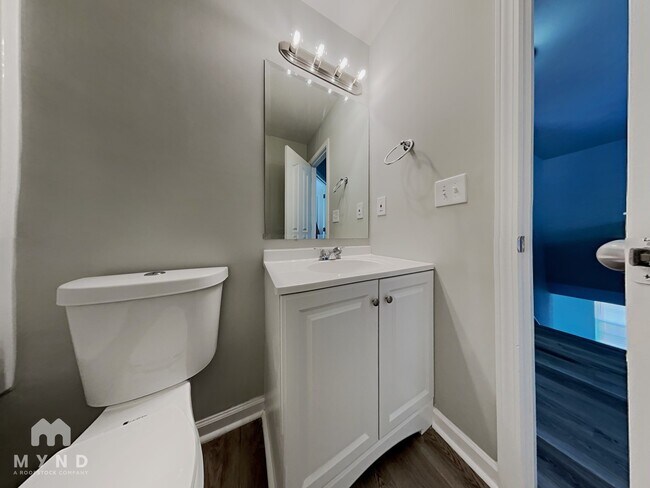 Building Photo - 1910 Sunset Village Dr