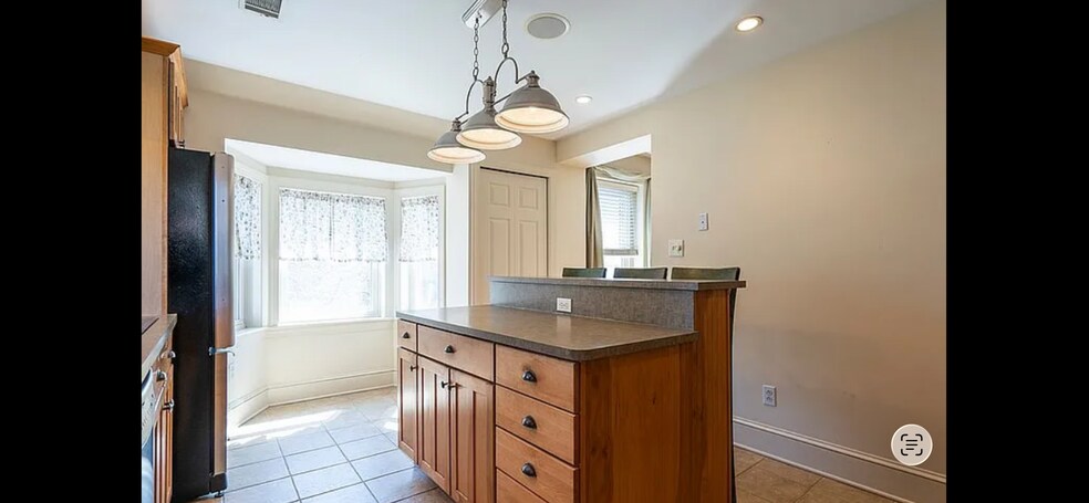 Building Photo - 207 E Main St