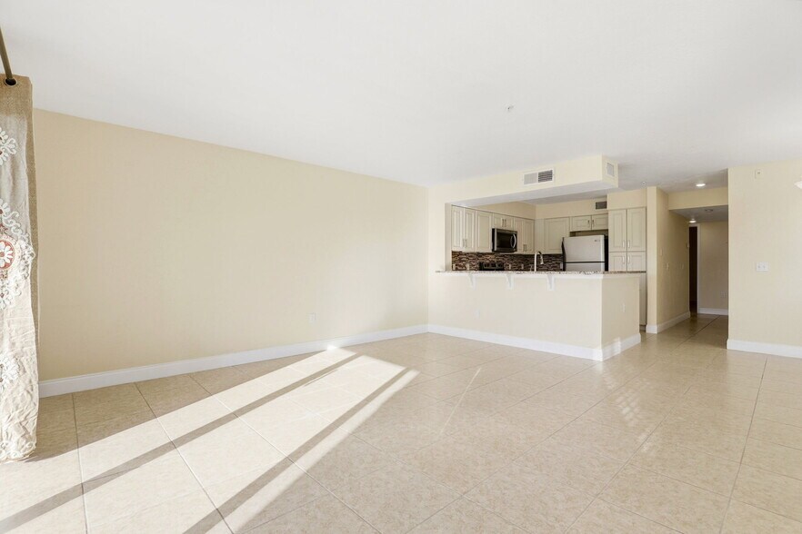 Building Photo - 13839 Fairway Island Dr