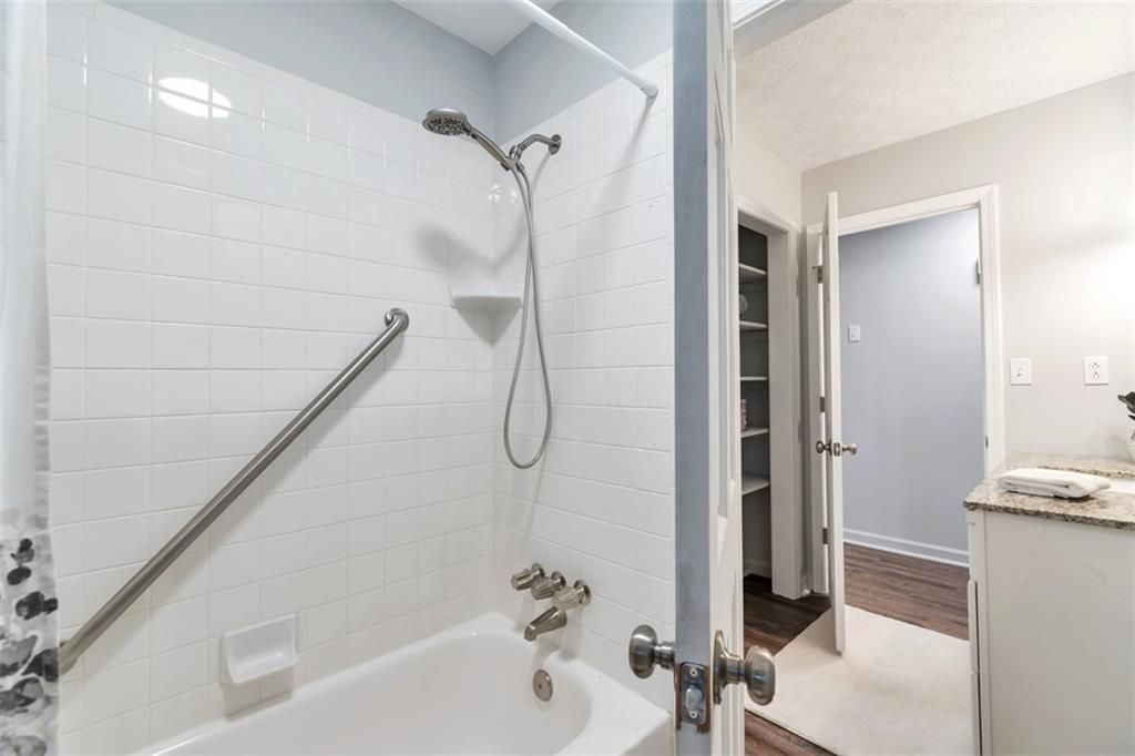 Building Photo - 759 Glen Cir SW