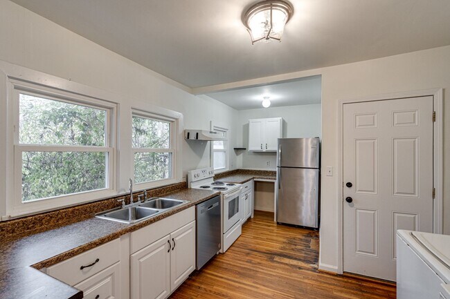 Building Photo - Two Bedroom Craftsmen for Rent!