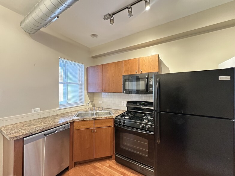Building Photo - 674 N Orleans St