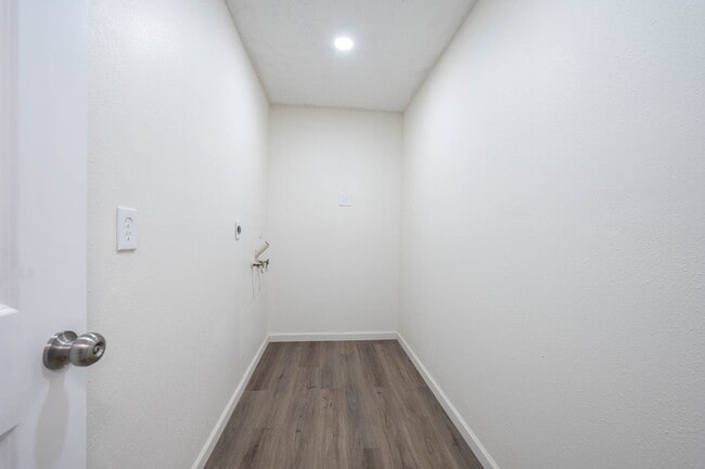 Building Photo - 6526 Lynngate Dr