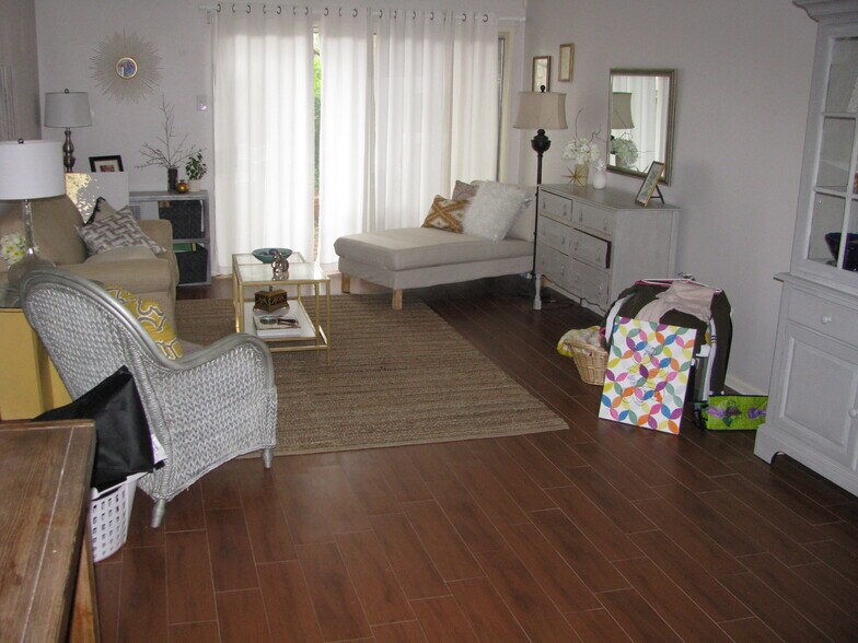 Large living area - 2800 July St