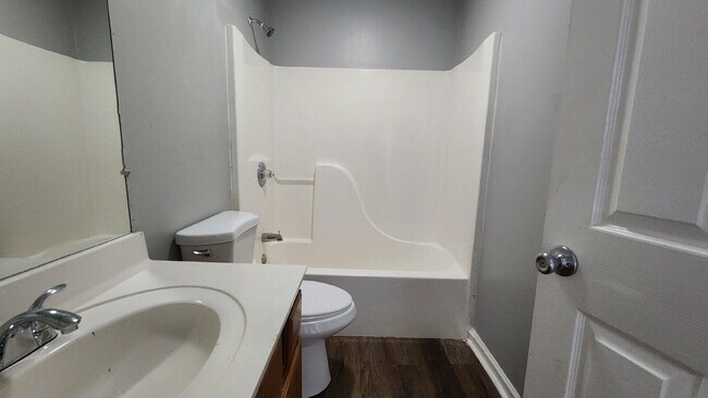 Building Photo - Refreshed 2BR/1BA duplex apartment for rent!