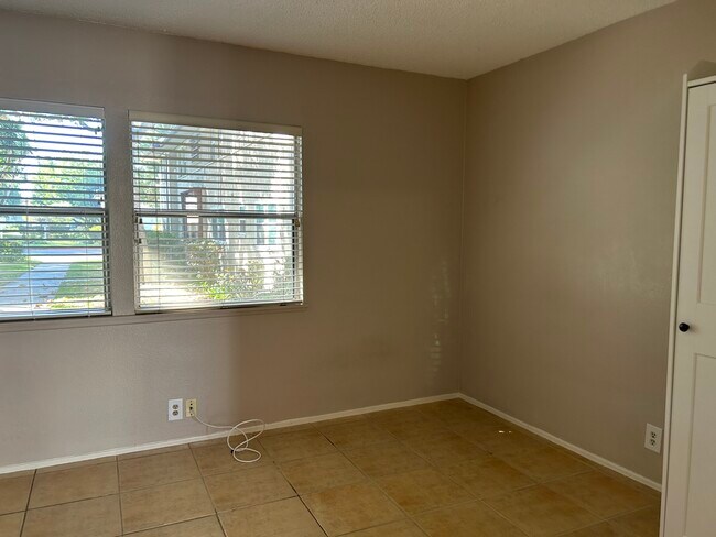 Building Photo - 3604 Kalsman Dr