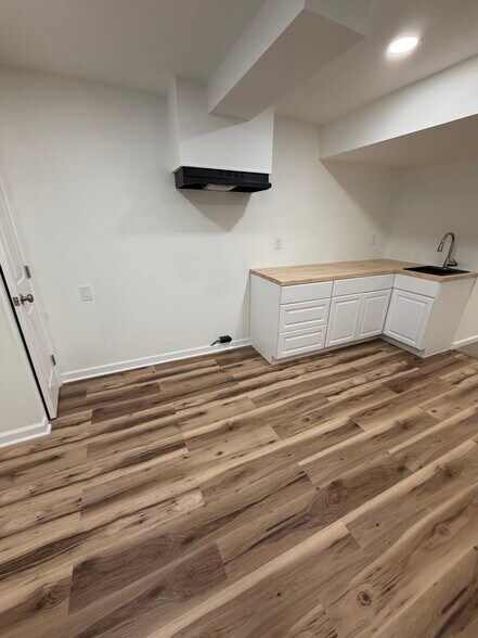 Kitchen - 8582 Main Ave