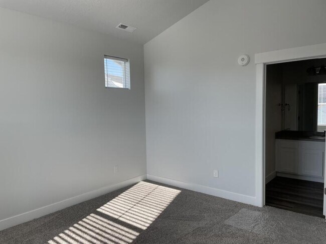 Building Photo - 302 W 435 N
