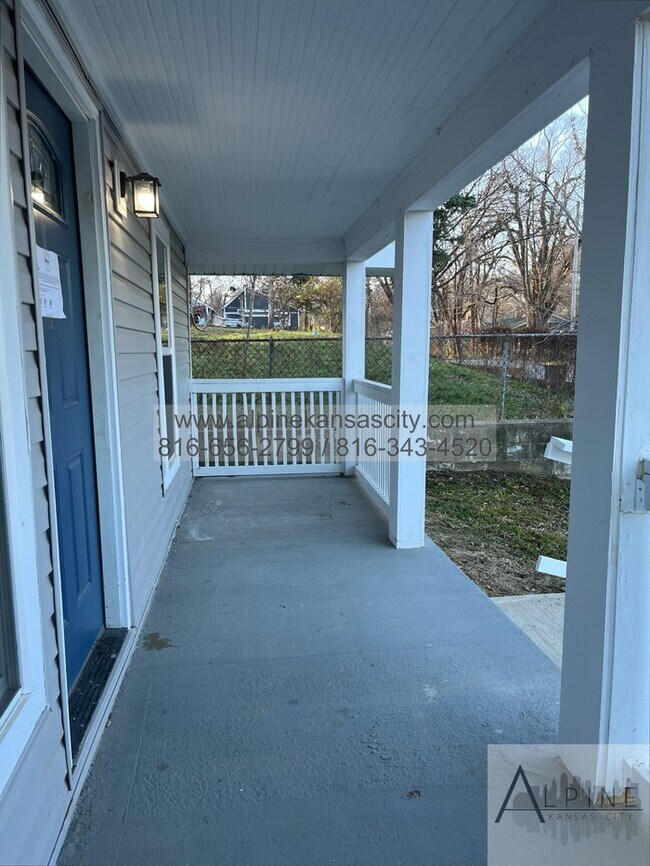 Building Photo - Fresh & Updated, Vouchers OK!