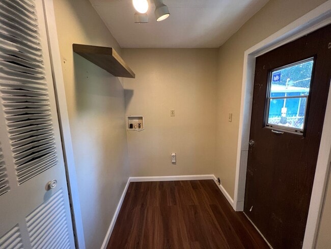 Building Photo - Spacious 3 bedrooms / 2 bath