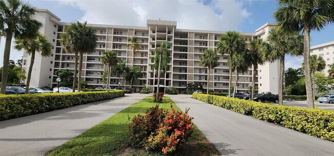 Building Photo - 3150 N Palm Aire Dr