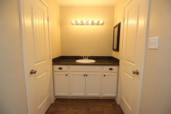 Building Photo - 13 Hideaway Dr