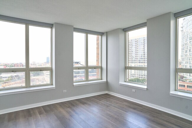 Building Photo - 600 N Kingsbury St