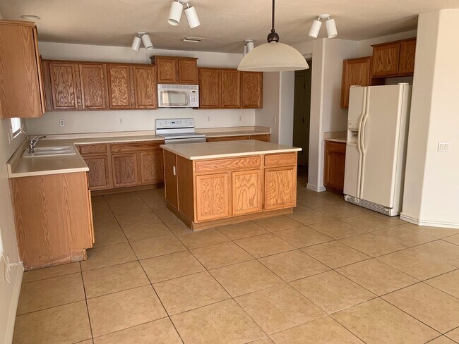 Building Photo - Affordable 5 Bedroom Living in Growing Maricopa