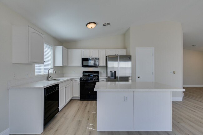 Building Photo - Stunning 3 bedroom, 2 bathroom house located in Silverado Ranch.