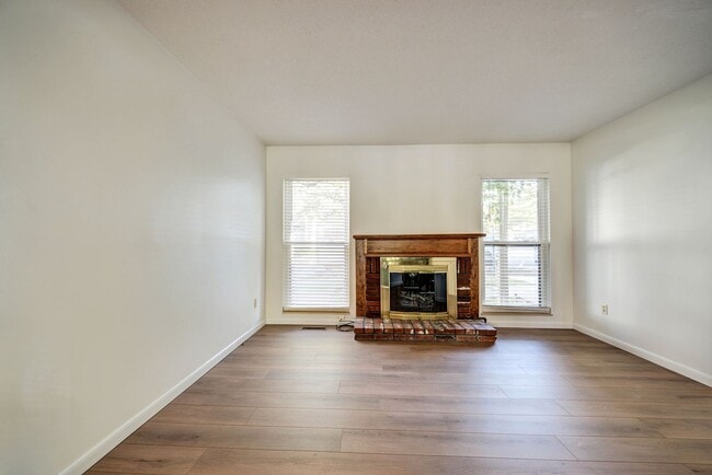 Building Photo - Live the Lake Lifestyle! 3-bedroom, 1.5-ba...