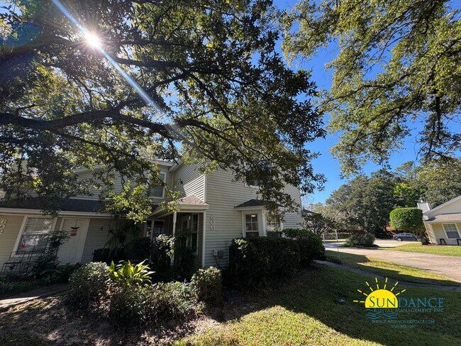 Building Photo - Charming 1BR Townhouse with Community Pool...