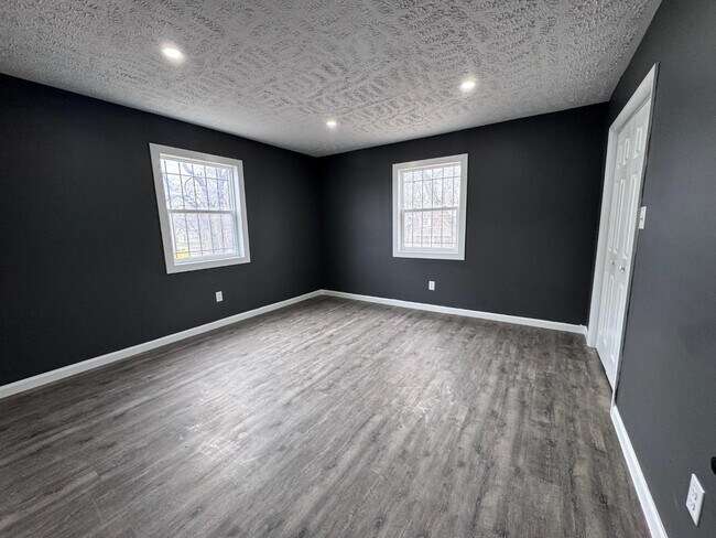 Building Photo - 2127 Winfield Ave